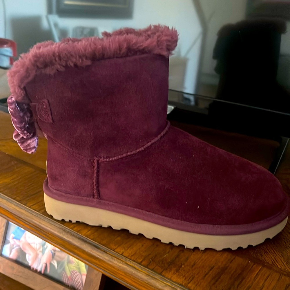 Maroon size 6 Uggs. Never worn